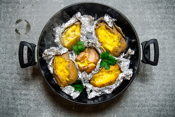 Запечённый картофель с зеленью и чесноком baked potatoes pan old rustic table - Запечённый картофель с зеленью и чесноком