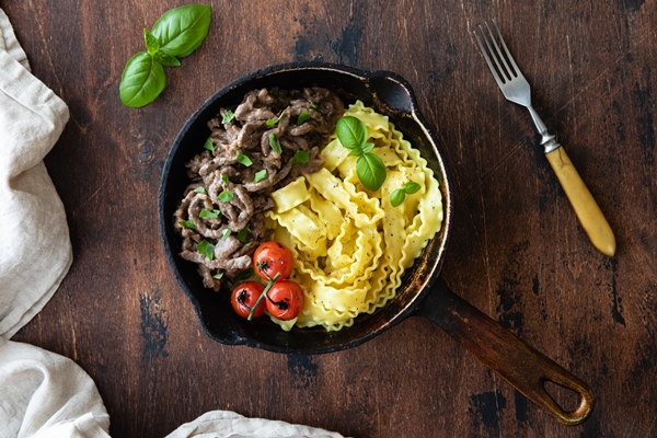 Бефстроганов (традиционный рецепт) beef stroganoff with tomato basil pasta top view - Бефстроганов (традиционный рецепт)