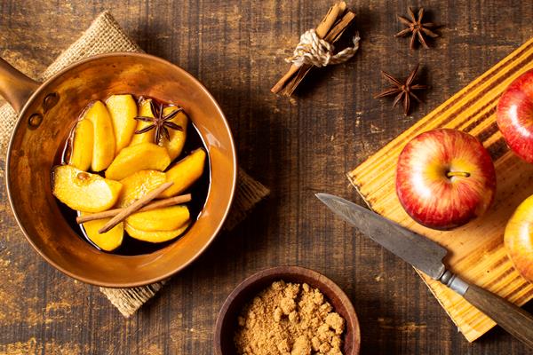 boiled slices apple pie top view - Тушёные яблоки к мясу и птице