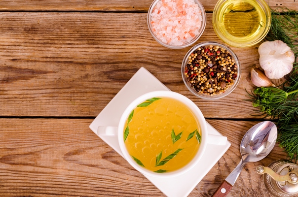 chicken broth soup white plate - Бульон из кореньев