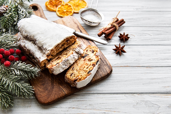 Постный новогодний штоллен christmas stollen wooden background - Постный новогодний штоллен