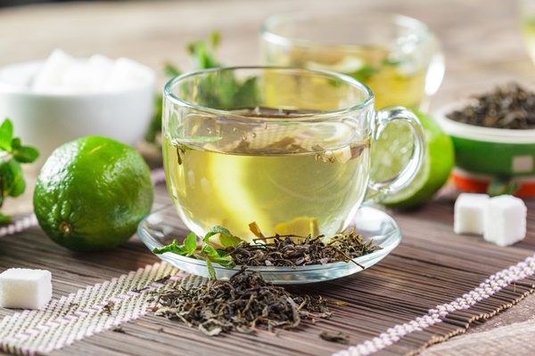 cup black tea with mint leaves wooden table - Зелёный чай с бадьяном
