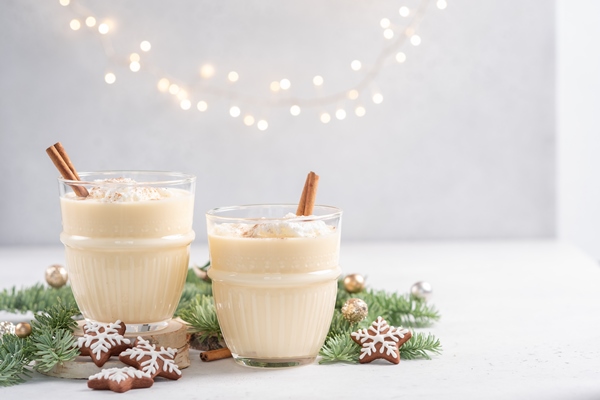 Лучшие рецепты рождественских десертов и напитков eggnog traditional christmas drink spiced eggmilk cocktail - Лучшие рецепты рождественских десертов и напитков