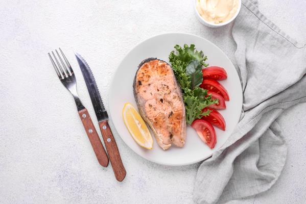Форель разварная (старинный рецепт) exotic cut slice seafood salmon cutlery - Форель разварная (старинный рецепт)