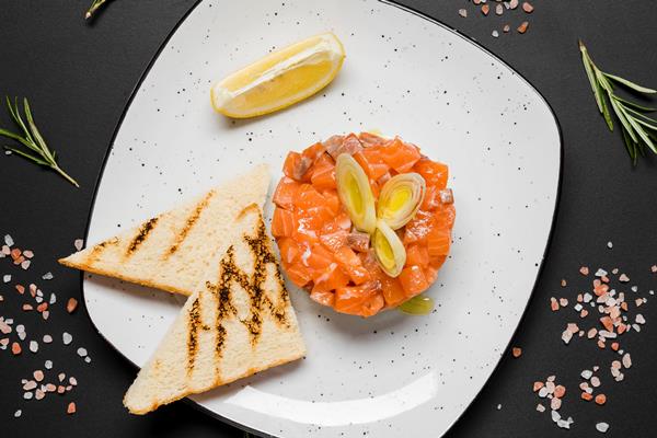 Лучшие постные новогодние закуски с рыбой и морепродуктами fresh salmon toasted bread 2 - Лучшие постные новогодние закуски с рыбой и морепродуктами