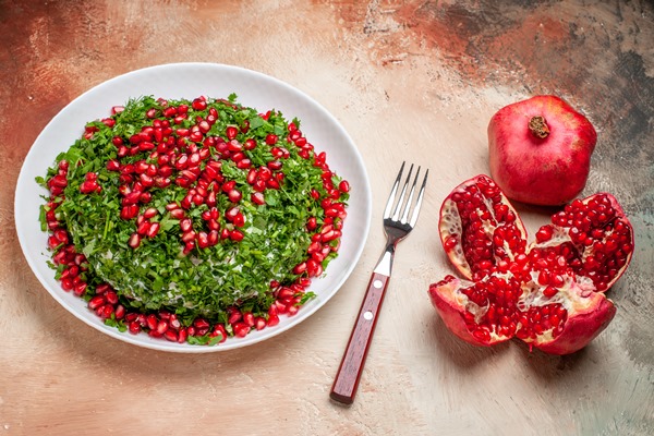 Лучшие новогодние постные салаты с растительным маслом front view fresh greens with peeled pomegranates on a light table green fruit meal - Лучшие новогодние постные салаты с растительным маслом