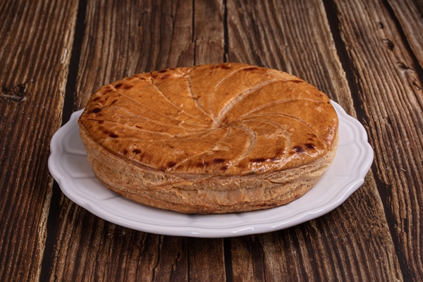 galette des rois wooden table - Блинчатый пирог