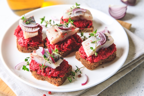 Закуска "Новогодняя" из сельди и свёклы herring appetizer herring with beets rye bread brain food concept home cooking - Закуска "Новогодняя" из сельди и свёклы