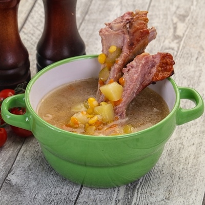Картофельный суп с копчёностями, горохом и солёными огурцами