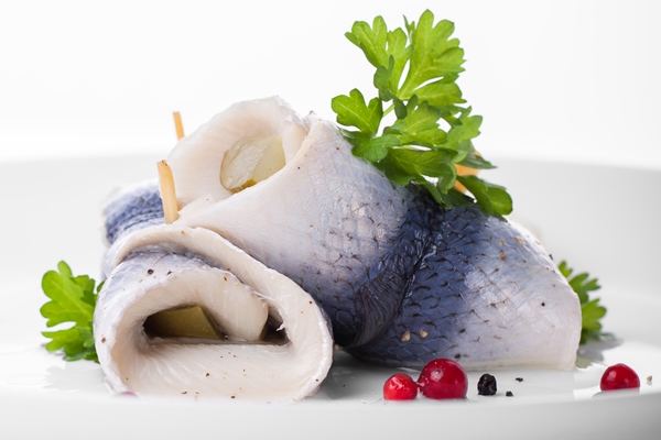 rolled fish with lettuce - Сельдь солёная по-домашнему