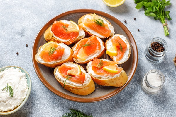 sandwiches with smoked salmon cream cheese dill - Кета сёмужного посола
