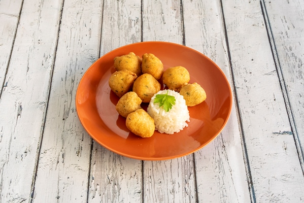 Постные рисовые крокеты с грибами seafood bites coated with parsley cooked white rice orange plate - Постные рисовые крокеты с грибами