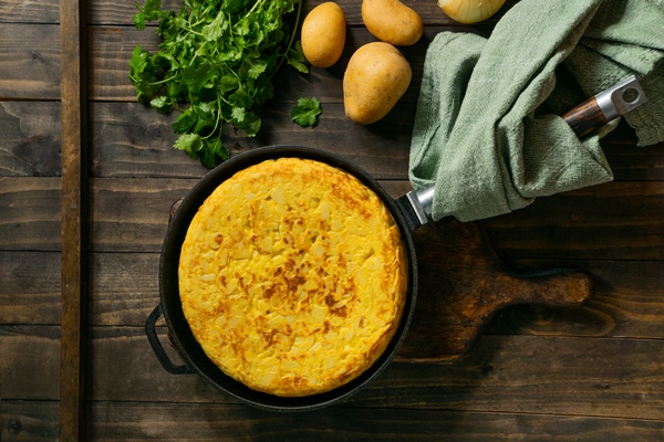 still life potato spanish tortilla - Картофельная драчена