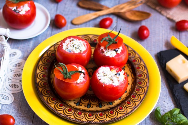 stuffed tomatoes with cheese different vegetables wooden table - Помидоры, фаршированные рыбой и яблоками