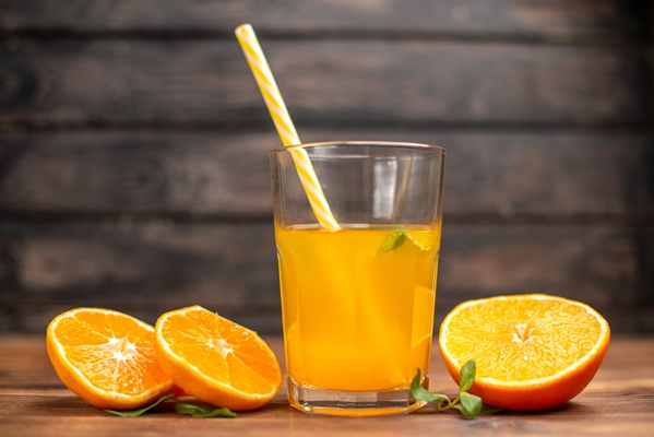 Апельсиновый морс top view fresh orange juice glass served with tube mint orange limes wooden table - Апельсиновый морс