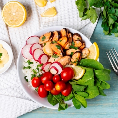 Салат из морепродуктов, редиса и помидоров Салат из морепродуктов, редиса и помидоров