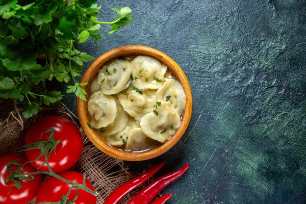 Пельмени с судаком и лососем top view yummy meat dumplings with fresh tomatoes greens dark surface - Пельмени с судаком и лососем