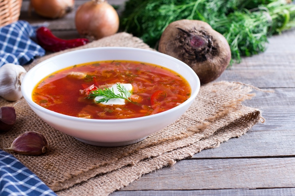 ukrainian borscht red soup bowl table - Особенности приготовления супов