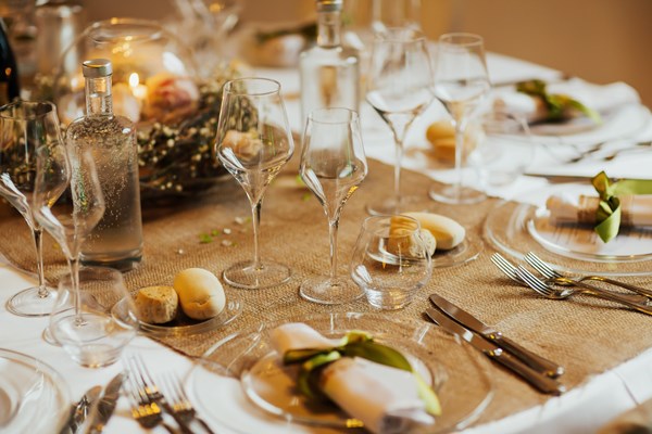 Как правильно пользоваться столовыми приборами wedding table setting close up detail restaurant serving table close up - Как правильно пользоваться столовыми приборами