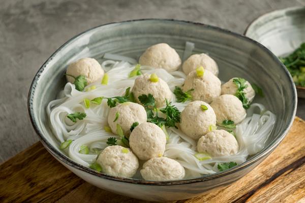 arrangement delicious bakso bowl - Фрикадельки из индейки (диетическое питание)