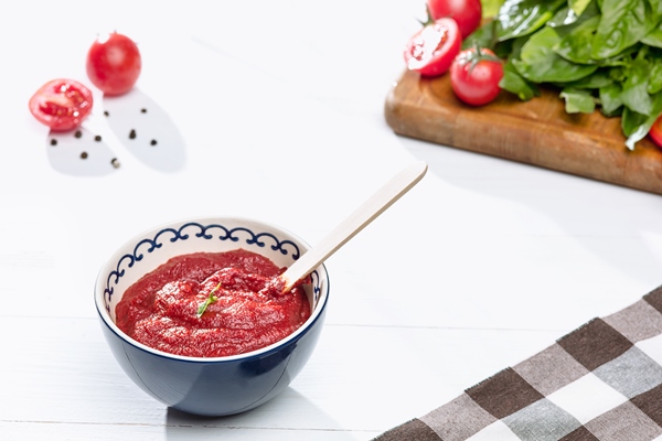 bowl chopped tomatoes rustic table - Подборка постных соусов