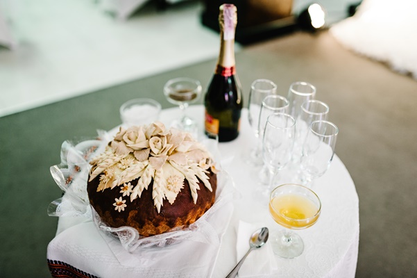 Свадебный каравай для молодожёнов bread loaf honey glasses champagne old rustic wooden table vintage ukrainian wedding traditions - Свадебный каравай для молодожёнов