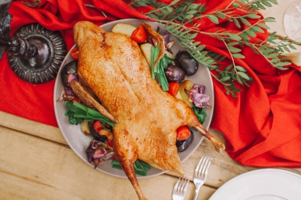 Жареный гусь (старинный рецепт) christmas table served with turkey - Жареный гусь (старинный рецепт)