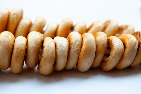 Баранки сдобные close up bread against white background - Баранки сдобные