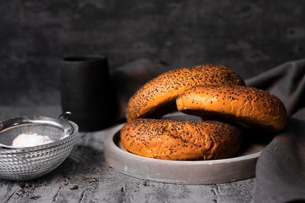 close up delicious bagels with seeds - Бублики простые