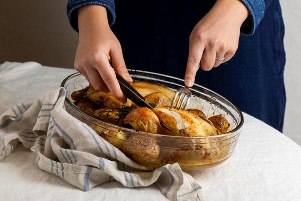close up hands cutting food - Цыплята по-польски (старинный рецепт)