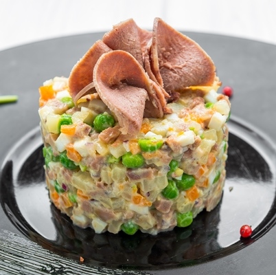 Салат "Оливье" с говяжьим языком Салат «Оливье» с говяжьим языком