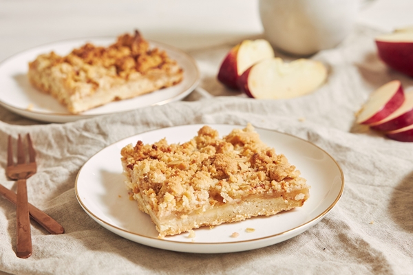 homemade apple cake with crumble white table - Насыпной яблочный пирог, постный стол