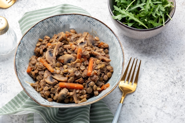 lentil with carrot onion bowl healthy lifestyle - Чечевица с грибами