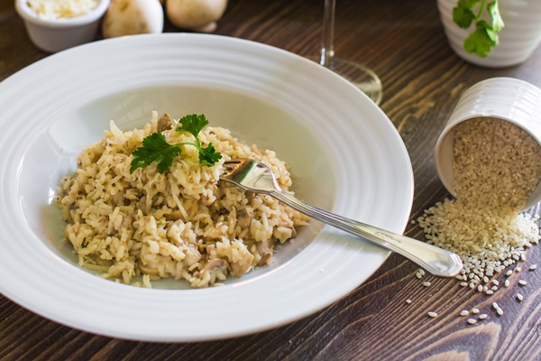 Каша по-итальянски (старинный рецепт) plate mushroom risotto topped with grated cheese - Каша по-итальянски (старинный рецепт)