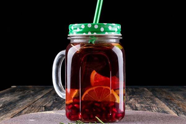 pomegranate juice jar wooden table - Мятный чай с гранатом