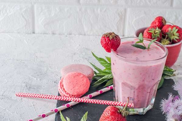 Молочный коктейль с клубникой refreshing strawberry blueberry smoothies - Молочный коктейль с клубникой