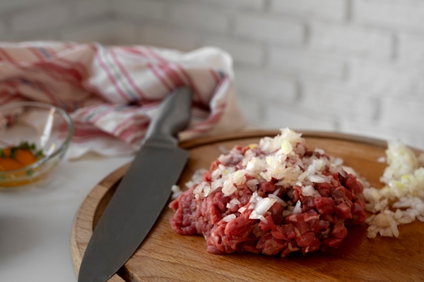 Как попробовать фарш на соль перед приготовлением steak tartar dish with beef other ingredients - Как попробовать фарш на соль перед приготовлением
