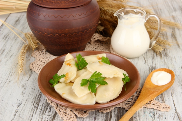 tasty dumplings with fried onion brown plate wooden background - Вареники с солёным творогом и укропом