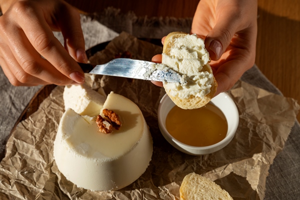 Ореховый сыр top view hand holding bread - Ореховый сыр