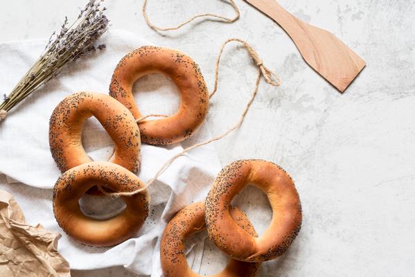 top view poppy seed bagels with string - Бублики домашние