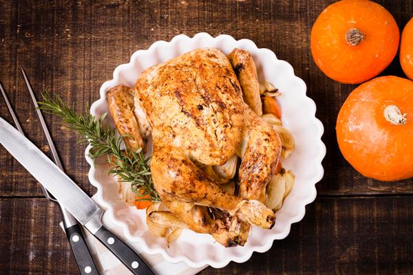 Святочные традиции: курица, фаршированная разностями top view thanksgiving roasted chicken plate with cutlery - Святочные традиции: курица, фаршированная разностями