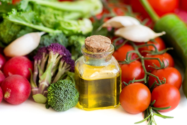 Какие продукты питания можно употреблять в сыром виде vegetables bottle olive oil close up - Какие продукты питания можно употреблять в сыром виде