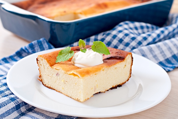 appetizing cottage cheese casserole white plate close up - Манный крупеник с творогом