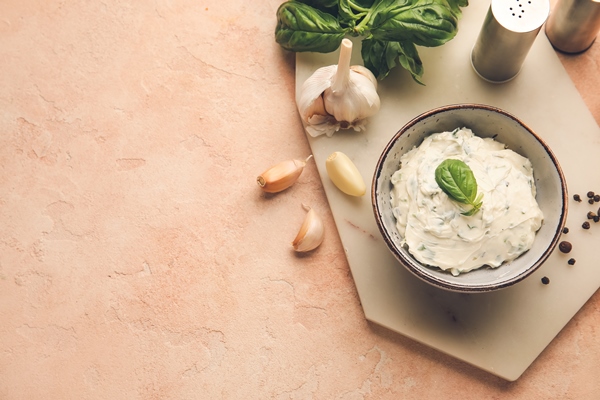 Творог с чесноком bowl with tasty garlic butter ingredients color background - Творог с чесноком