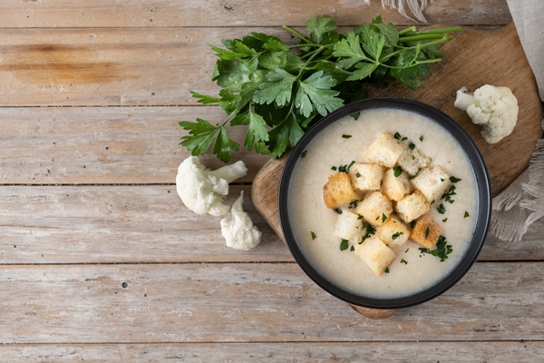 cauliflower soup bowl wooden table 2 - Молочный суп с цветной капустой