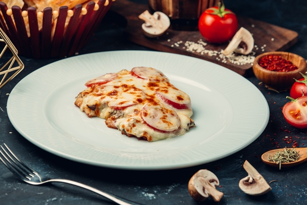 Курица, запечённая с грибами и сыром chicken breast with melted cheese tomato slices - Курица, запечённая с грибами и сыром