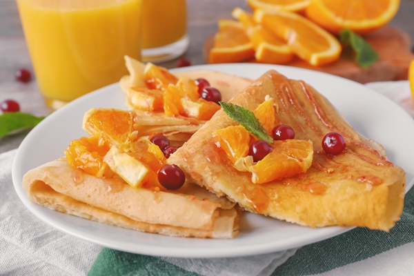 delicious pancakes with orange cranberry plate - Клюквенно-апельсиновая начинка для блинчиков