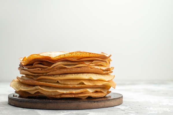front view delicious round pancakes delicious baked pancake pastry cooking - Кружевные блины