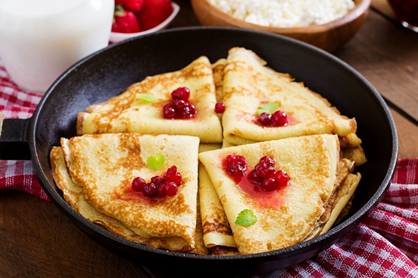 golden pancakes with cranberry jam honey rustic style top view - Блинцы "Скорые"