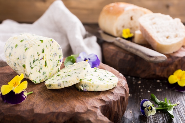 herb butter with edible flowers - Паштет из брынзы и орехов
